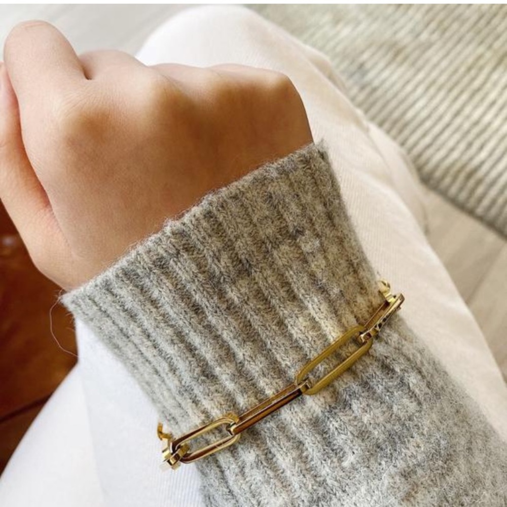 Gold Rectangular Link Chain Bracelet - Picture 4 of 7